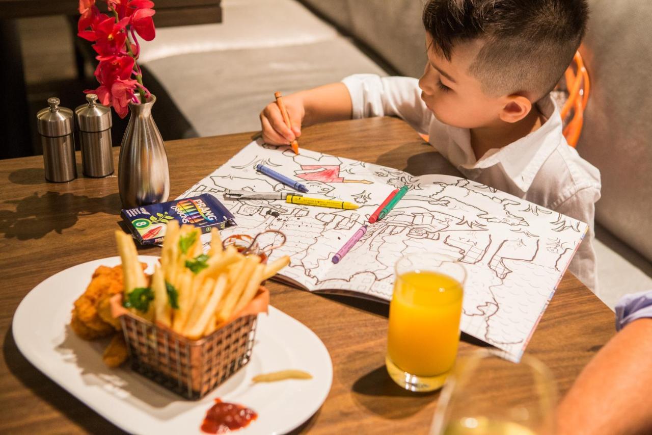 The Knickerbocker Hotell New York Eksteriør bilde Child colouring in a colouring book
