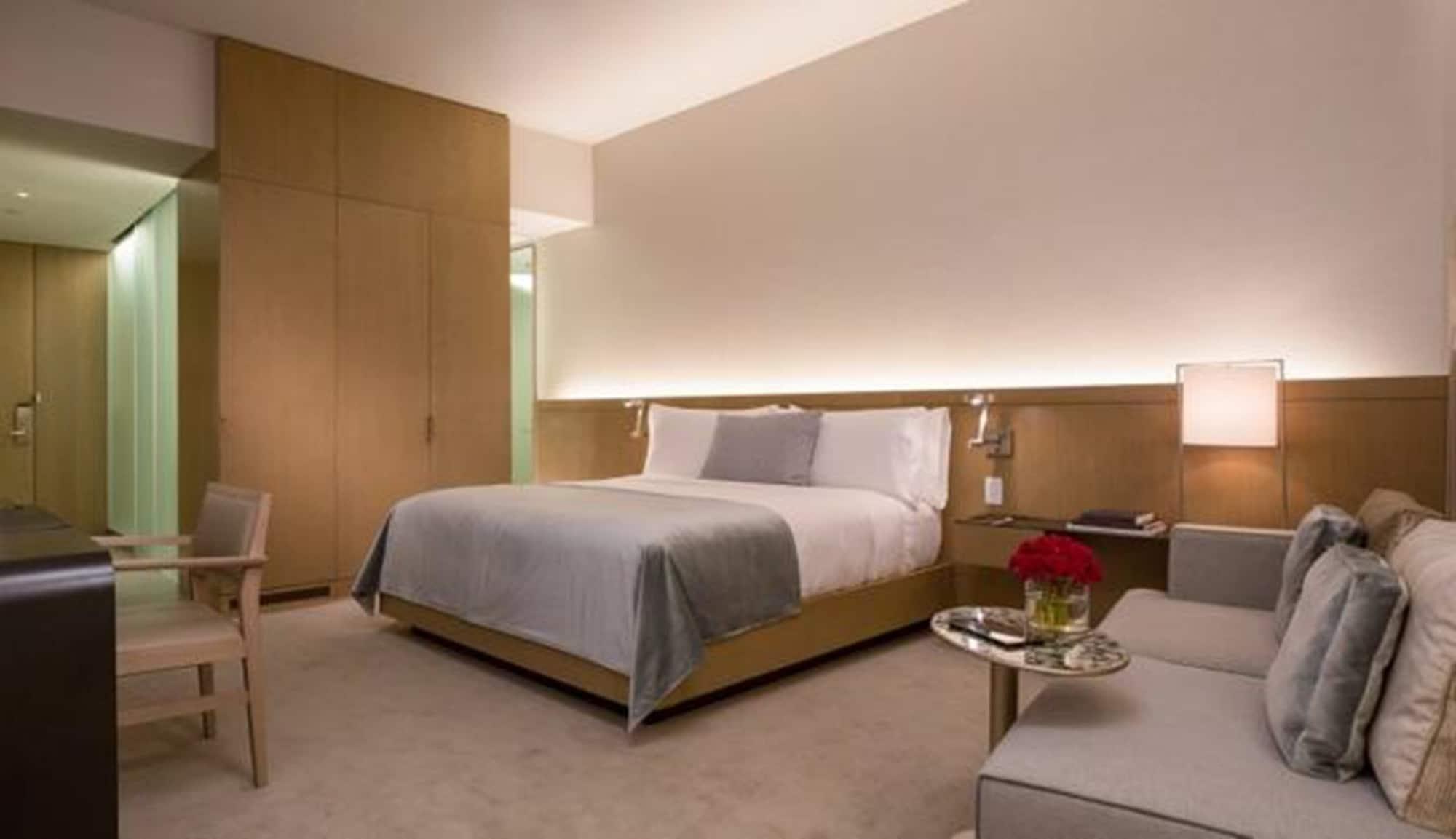 The Knickerbocker Hotell New York Eksteriør bilde A bedroom at the Mandarin Oriental, Washington DC