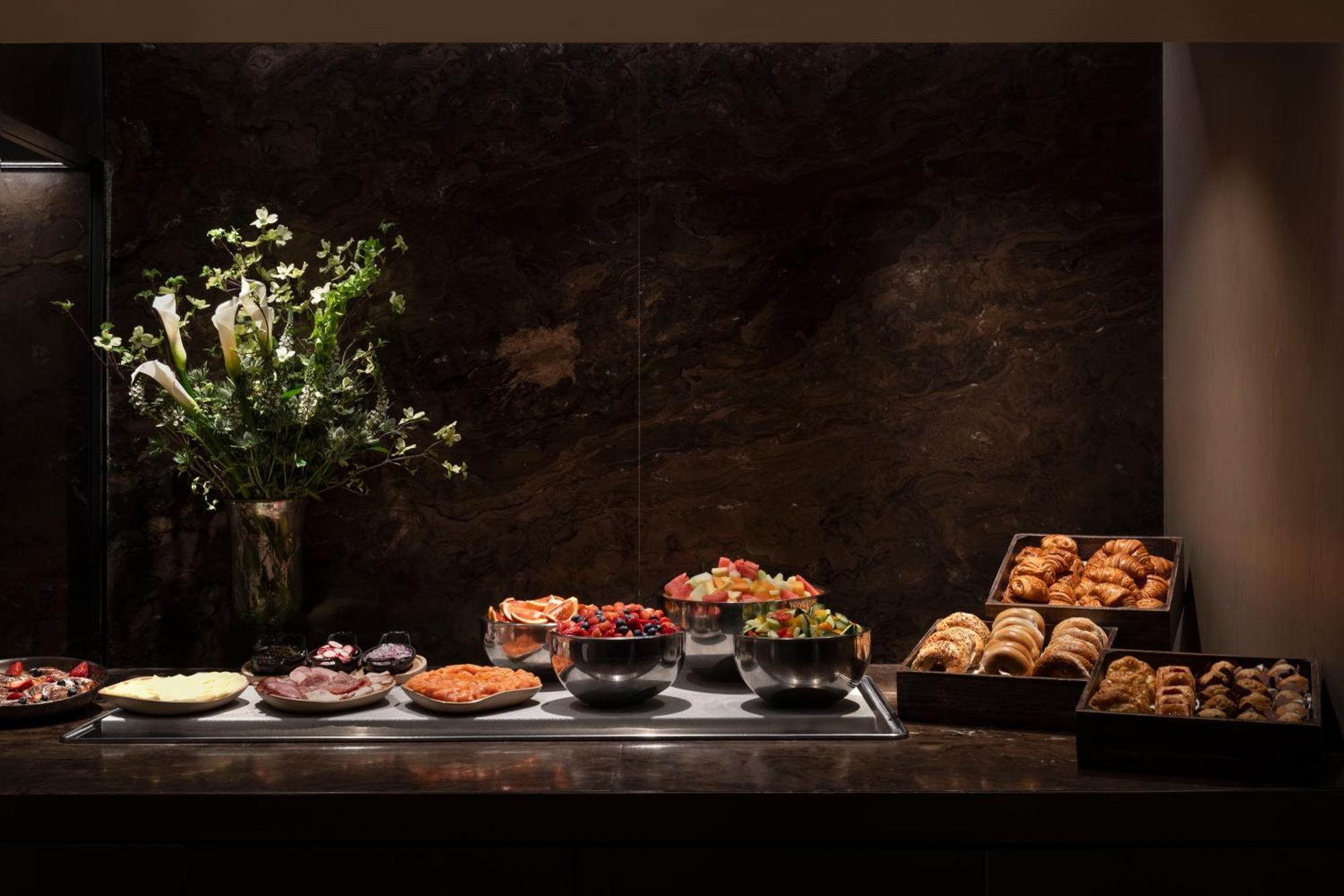 The Knickerbocker Hotell New York Eksteriør bilde A buffet at a hotel