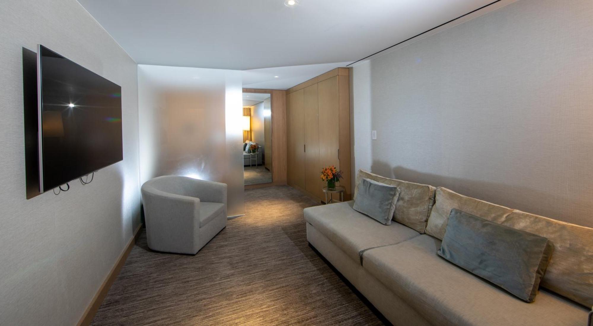 The Knickerbocker Hotell New York Rom bilde A living room in a suite at the hotel