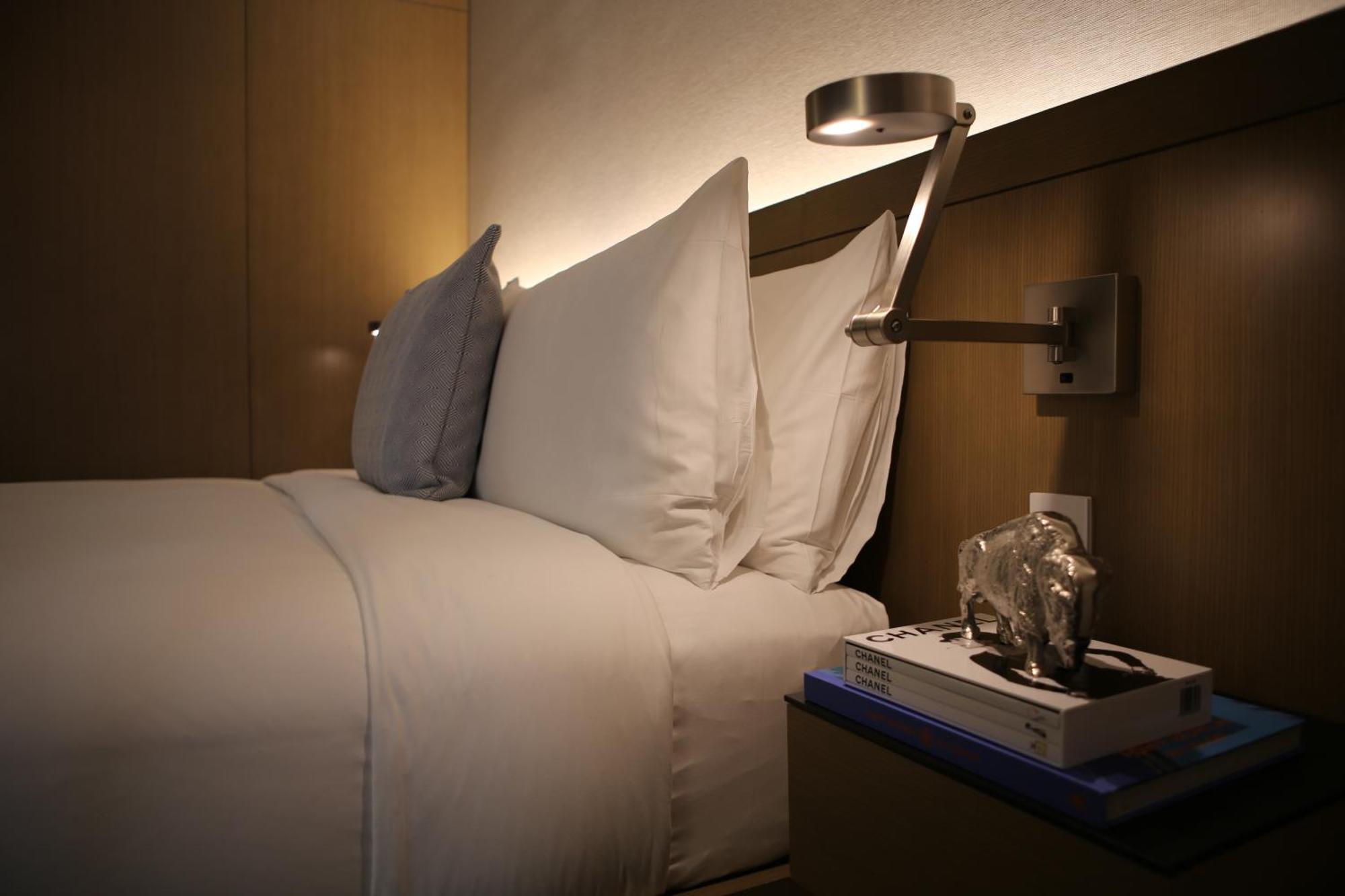 The Knickerbocker Hotell New York Rom bilde A wall-mounted reading light